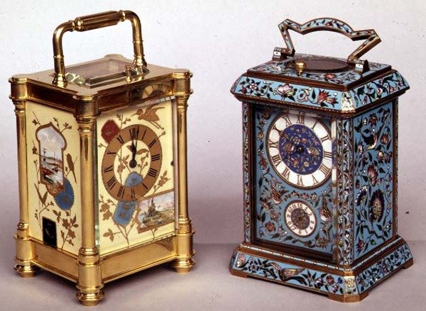 To franske vognklokker med emaljedekor, ca. 1870 av French School