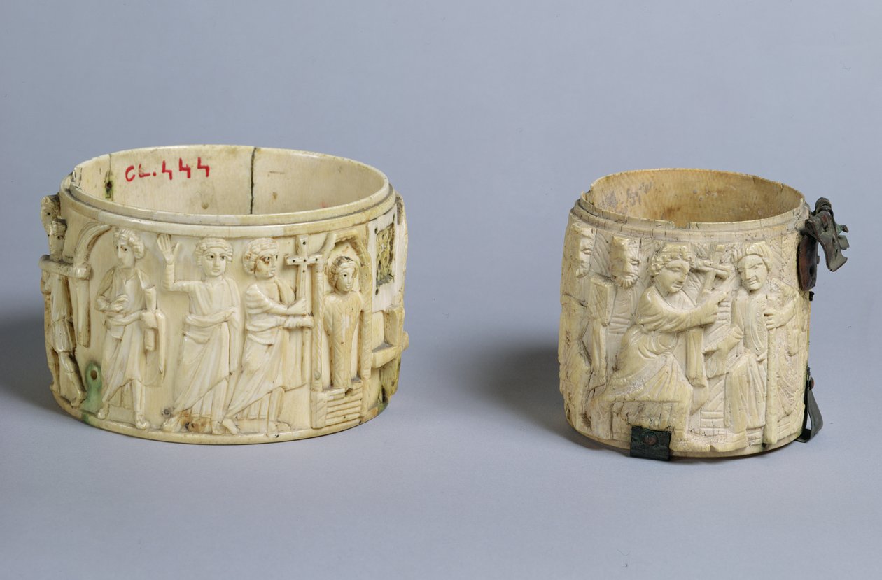 To pyx med relieffer som viser oppstandelsen til Lasarus og Kristus som helbreder en mann født blind, 600-700-tallet av French School