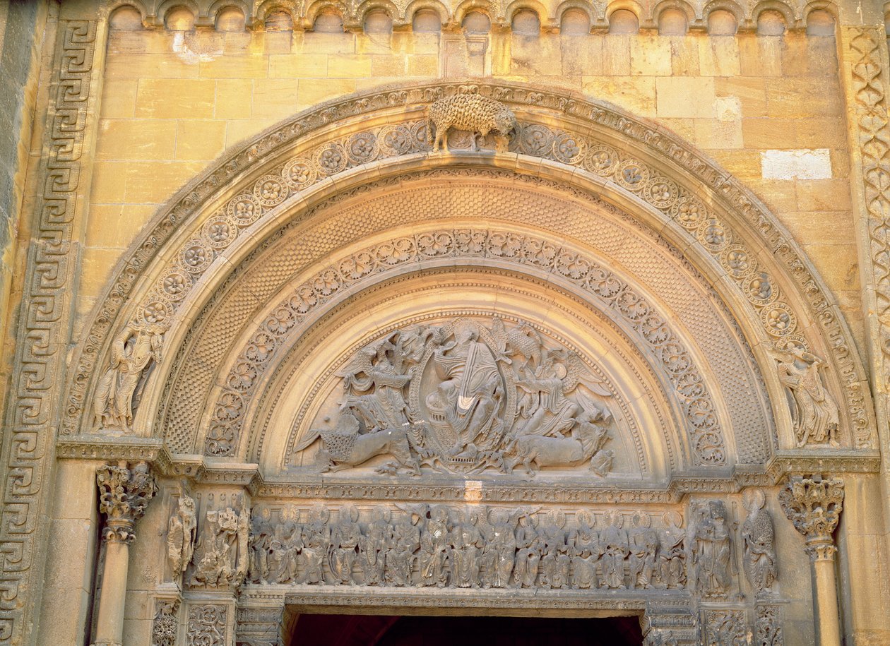 Tympanum på verandaen som viser Kristus i Majestet med evangelistenes symboler, ca. 1140-50 av French School