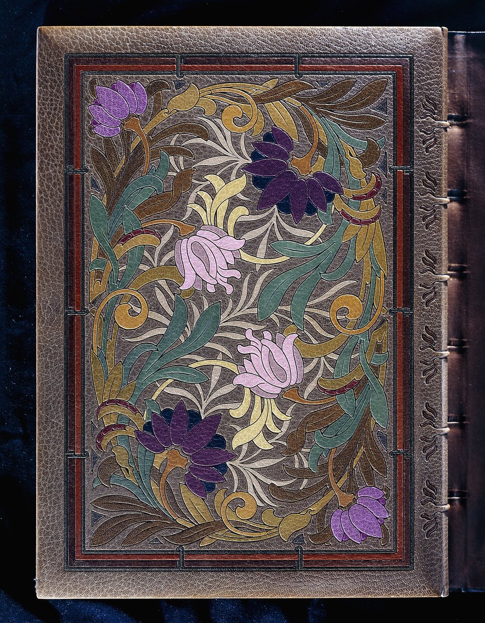 Øvre bokomslag, med semi-naturalistisk design av lotus og kaprifolblomsthoder, 1886 av French School