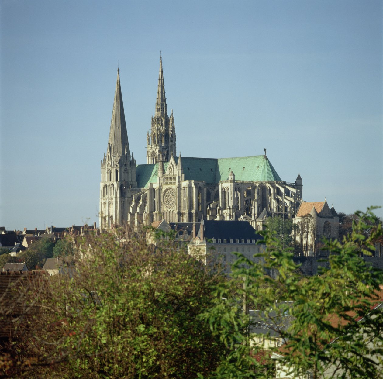 Utsikt over Chartres katedral, fra sørøst, startet 1194 av French School