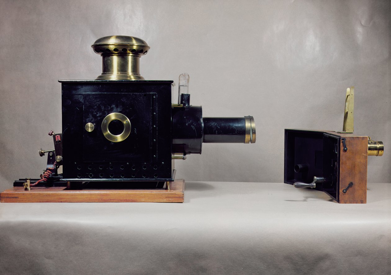 Utsikt over en av de første kinoprojektorene, produsert av August (1862-1954) og Louis Lumiere (1864-1948) av French School