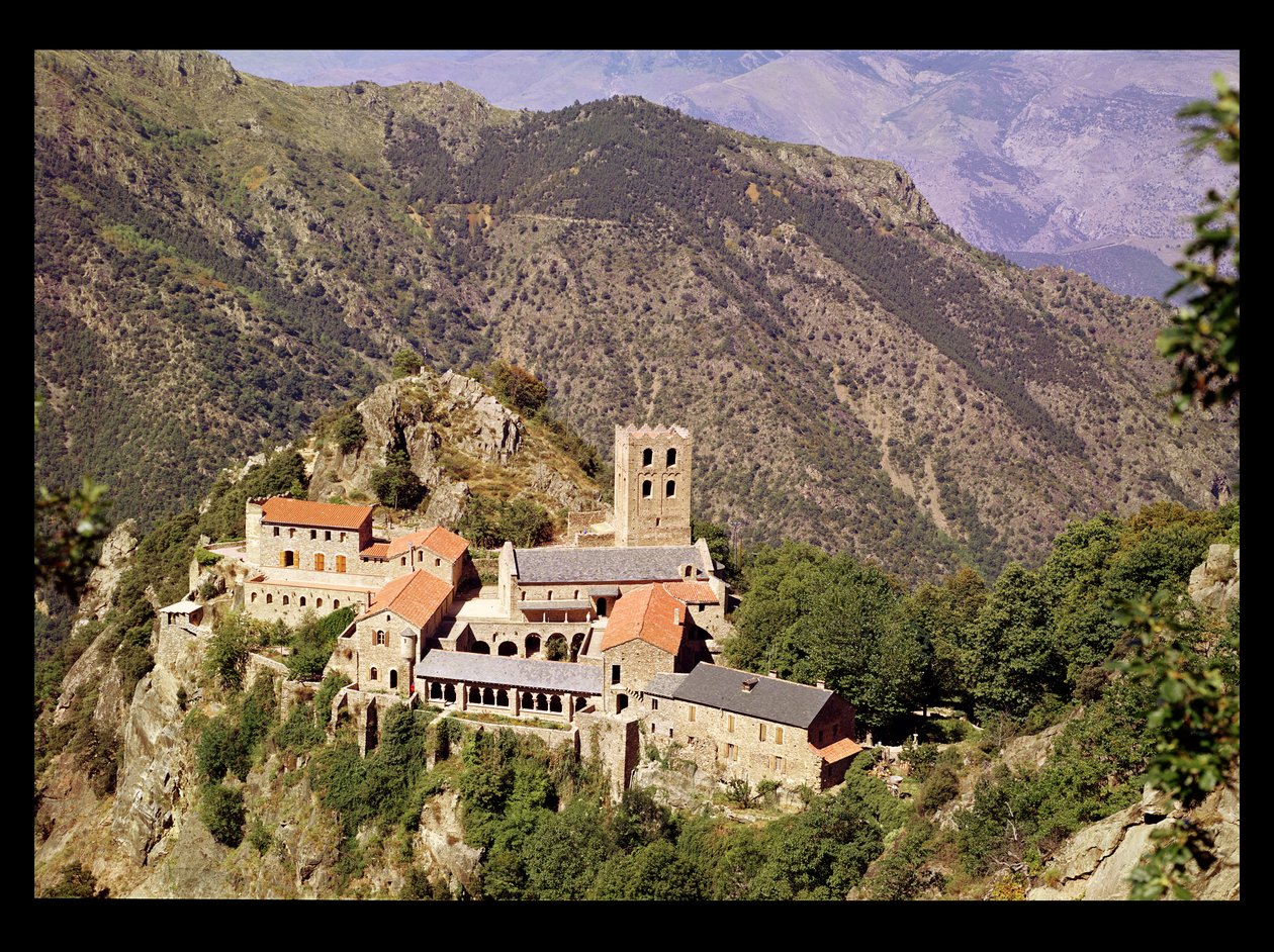 Utsikt over klosteret St. Martin du Canigou av French School