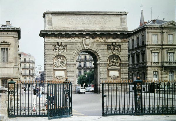 Utsikt over Triumfbuen på Promenade de Peyrou, bygningen startet i 1684 og fullført i 1776 av French School