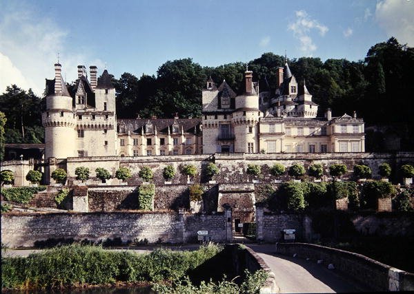 Utsikt over Chateau dUsse, bygget før 1480 for Antoine de Bueil av French School