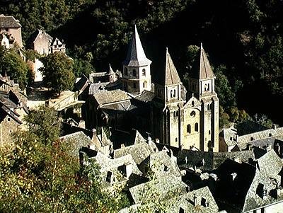 Utsikt over St. Foy-kirken, bygget ca. 1140 av French School