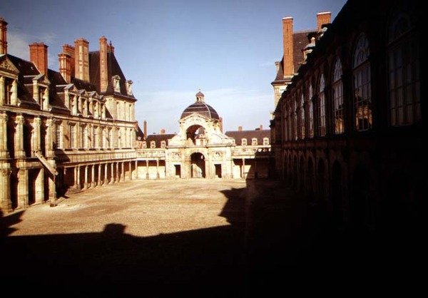 Utsikt over Cour de lOcale og dåpskapellet til Ludvig XIII av French School
