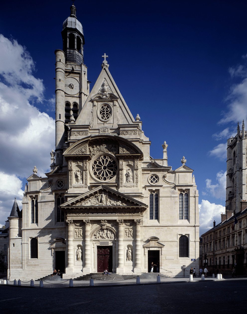 Utsikt over fasaden til kirken Saint-Etienne du Mont, Place Sainte-Genevieve (Saint Etienne du mont) i Paris i 5. arrondissement (det samme som Leemage-byrået). av French School