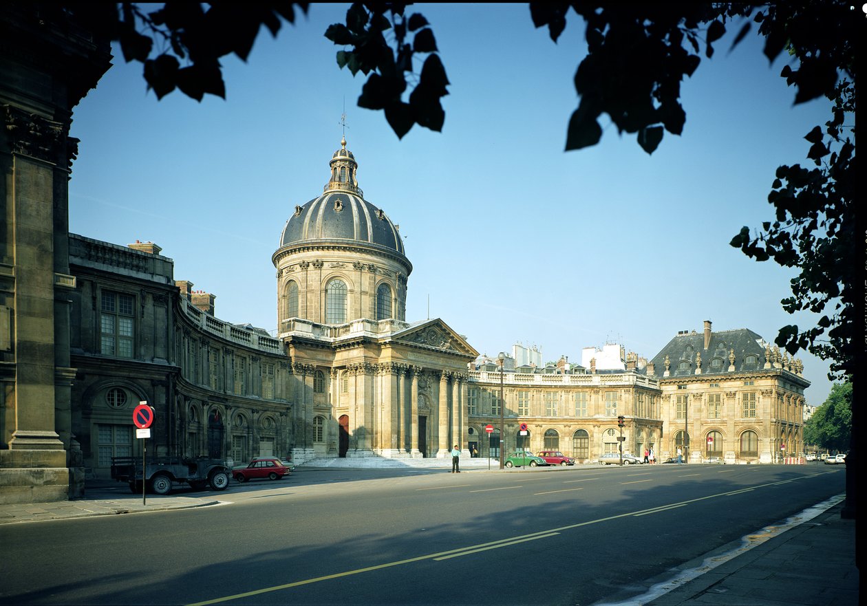 Utsikt over Institut de France fra Quai Conti, bygget av Francois dOrbay (1631-97) og Lambert, fra design av Louis Le Vau (1612-70) 1662-91 av French School