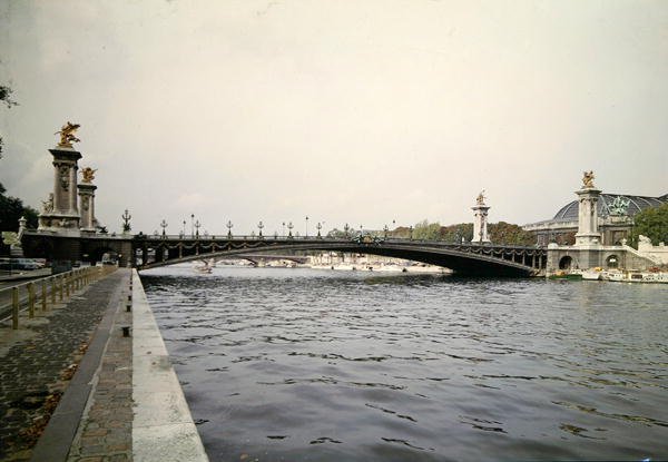 Utsikt over Pont Alexandre III, bygget av ingeniørene Louis-Jean Resal (1854-1920) og Amedee Alby (1862-1942) for verdensutstillingen i 1900, 1897-1900 av French School