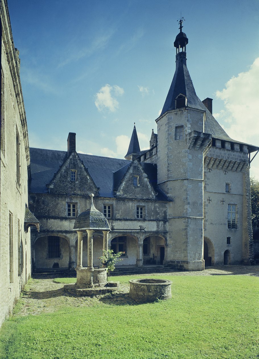 Utsikt over gårdsplassen med hovedbygningen og en brønn, bygget i 1520 av French School