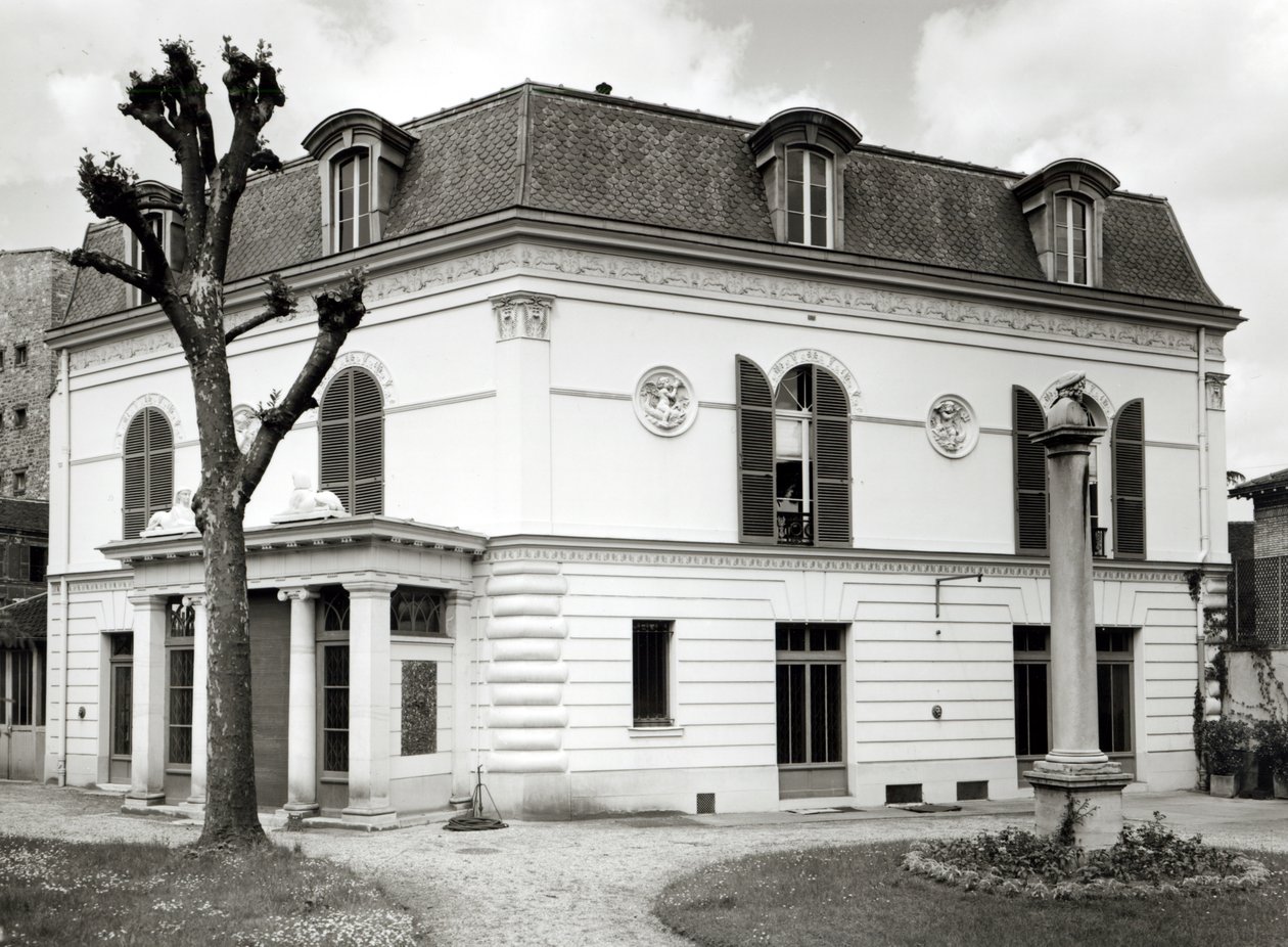 Utsikt over fasaden til Bibliotheque Marmottan fra hagen, bygget 1880-1921 av French School