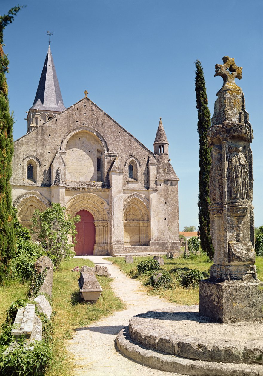 Utsikt over fasaden til St. Pierre-kirken, 1150-75 av French School