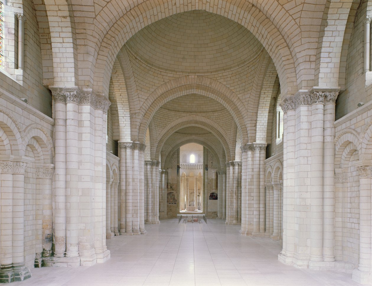 Utsikt over skipet og absiden til klosterkirken med avbildingene til Henrik II (1133-89, konge av England og hans kone, Eleanor av Aquitaine (d.1204) av French School