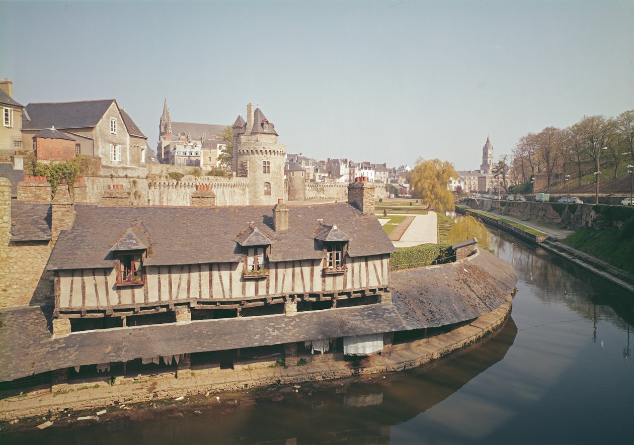 Utsikt over de gamle festningsverkene og et vaskehus av French School
