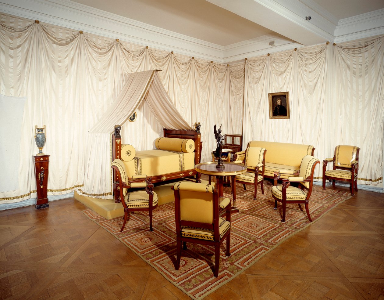 Utsikt over rommet til keiser Napoleon I (1769-1821) ved slottet i Malmaison, ved Rueil Malmaison. av French School