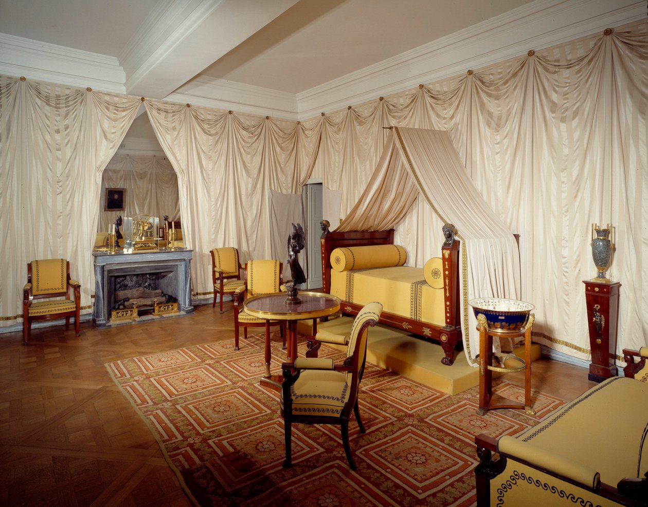 Utsikt over rommet til keiser Napoleon I (1769-1821) ved slottet i Malmaison, ved Rueil Malmaison. av French School
