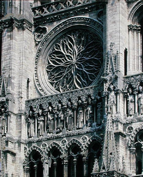 Utsikt over rosevinduet på vestfasaden, 1225-30 av French School