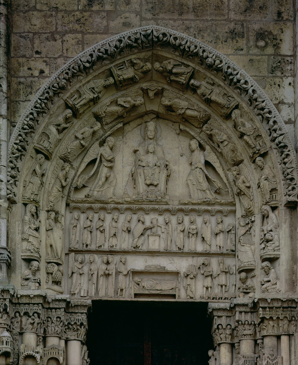 Utsikt over tympanonet som viser Madonnaen og barnet på tronen, sørdøren til den kongelige portalen, ca. 1145-50 av French School