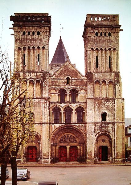 Utsikt over vestfasaden til La Trinite, Abbaye aux Dames av French School