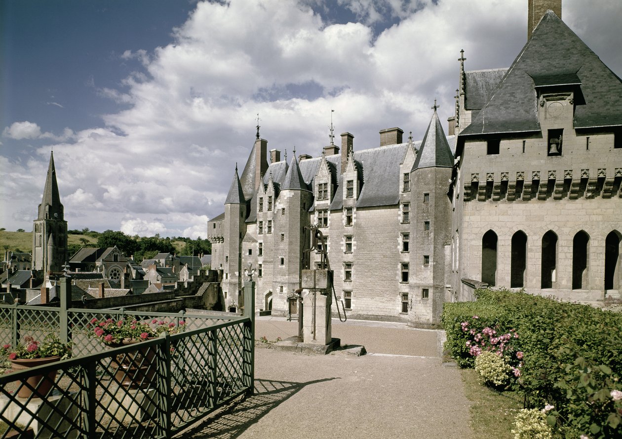 Utsikt over vestfasaden til det restaurerte slottet bygget for Jean Bourre, minister for Louis XI av Frankrike, ca. 1465 (se også 87684-85) av French School