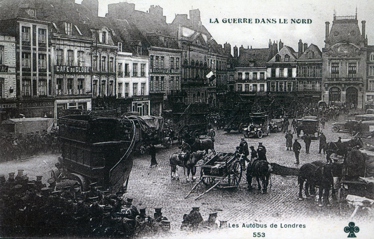 War in the North: London-busser fra British Expeditionary Force på hovedtorget ved Bethune i 1915 (photolitho) av French School