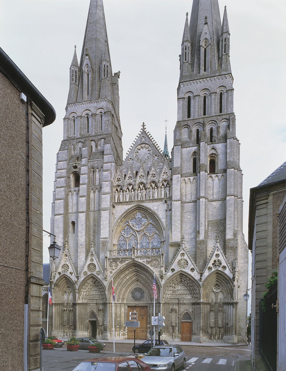 Vestfasade av Bayeux-katedralen av French School