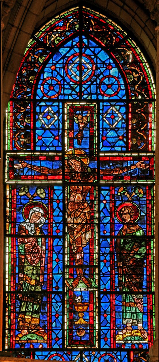 Vindu 100 som viser korsfestelsen med jomfru Maria og Johannes av French School