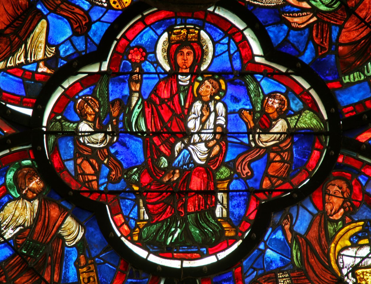 Window Ew som viser Jomfru Maria og barnet i midten av østrosevinduet av French School