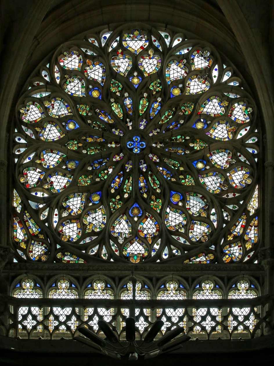 Window S-rose som viser det sørlige rosevinduet, bygget i tidlig C16, inneholder mye av det originale dekorative glasset, selv om det ble mye restaurert i 1865 (.) av French School