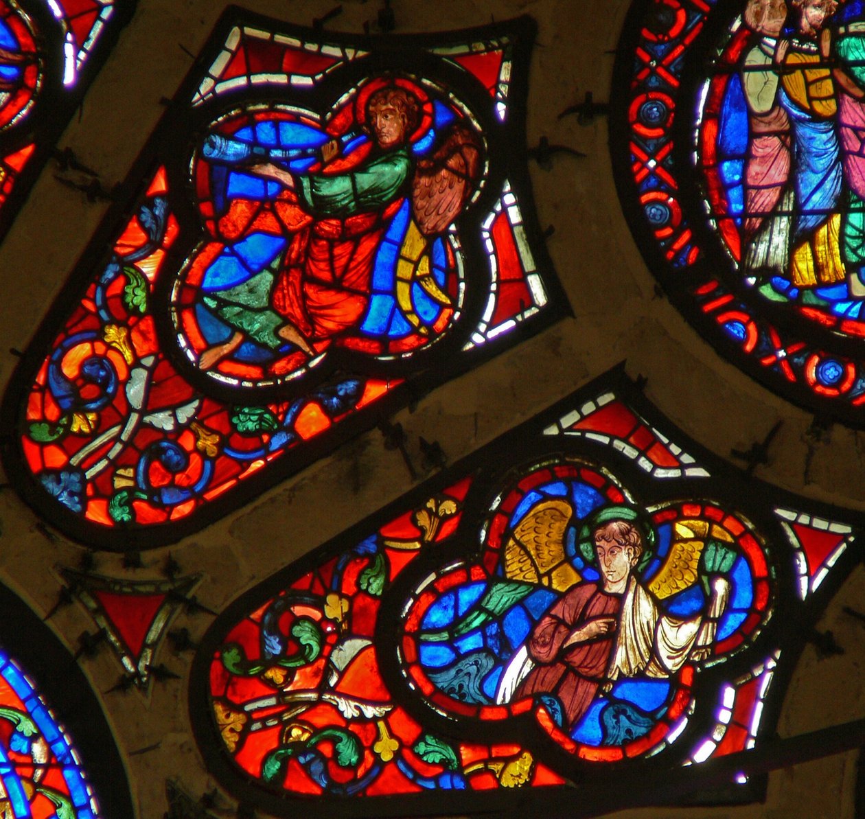 Window Ww som viser en musikerengel med en trompet og andre engler av French School