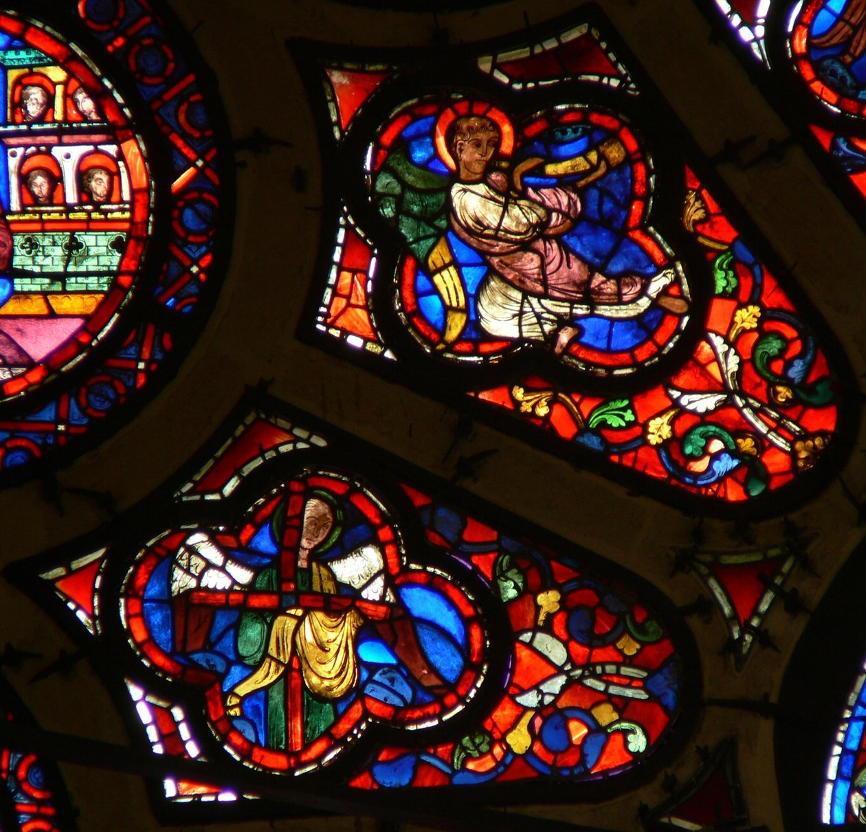 Window Ww som viser en engel med et lidenskapsinstrument - korset og en engel med en trompet ved siste dom av French School