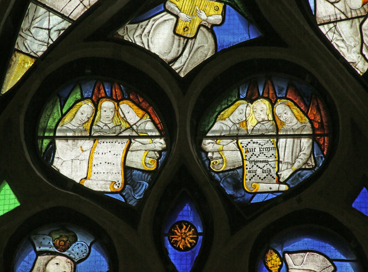 Vindu som viser englekor med partiturer (farget glass) av French School