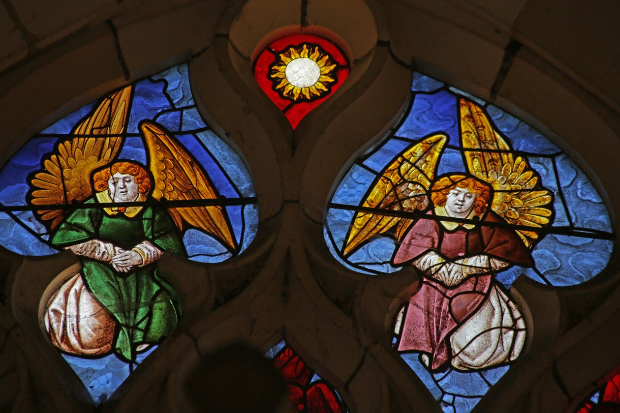 Vindu som viser engler (farget glass) av French School