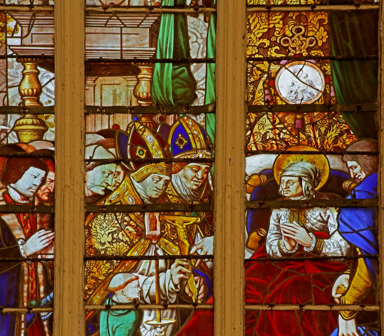 Vindu som viser Saint Louis: blir mirakuløst frisk etter sykdom og lover å dra til Det hellige land (glassmaleri) av French School