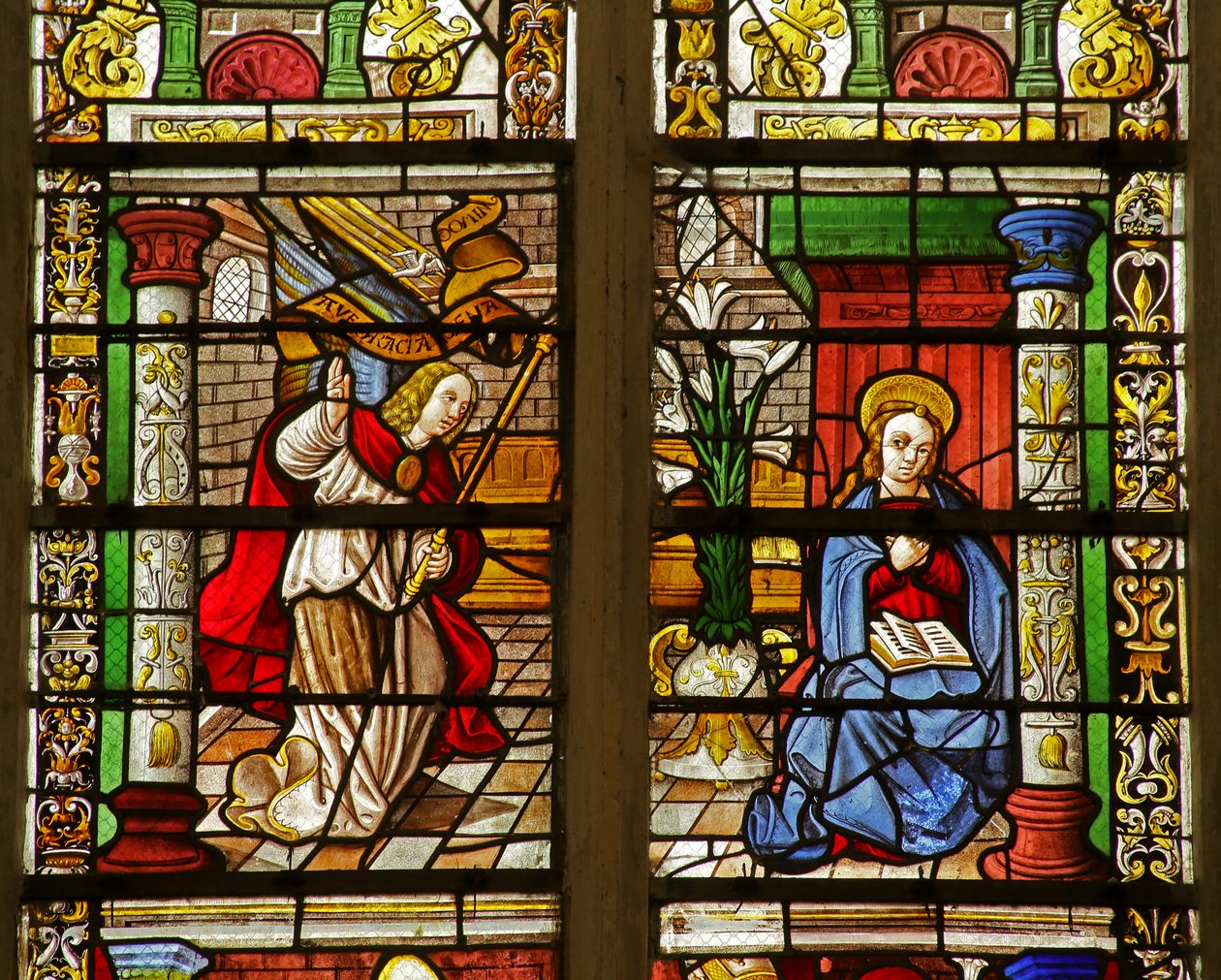 Vindu som viser kunngjøringen (farget glass) av French School