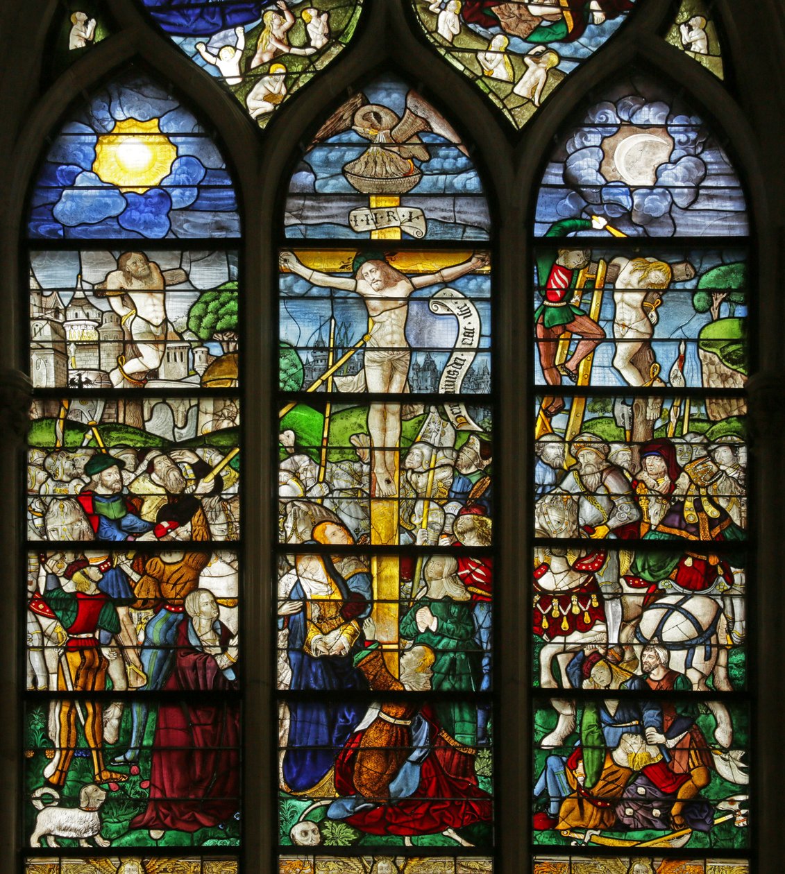 Vindu som viser korsfestelsen (farget glass) av French School