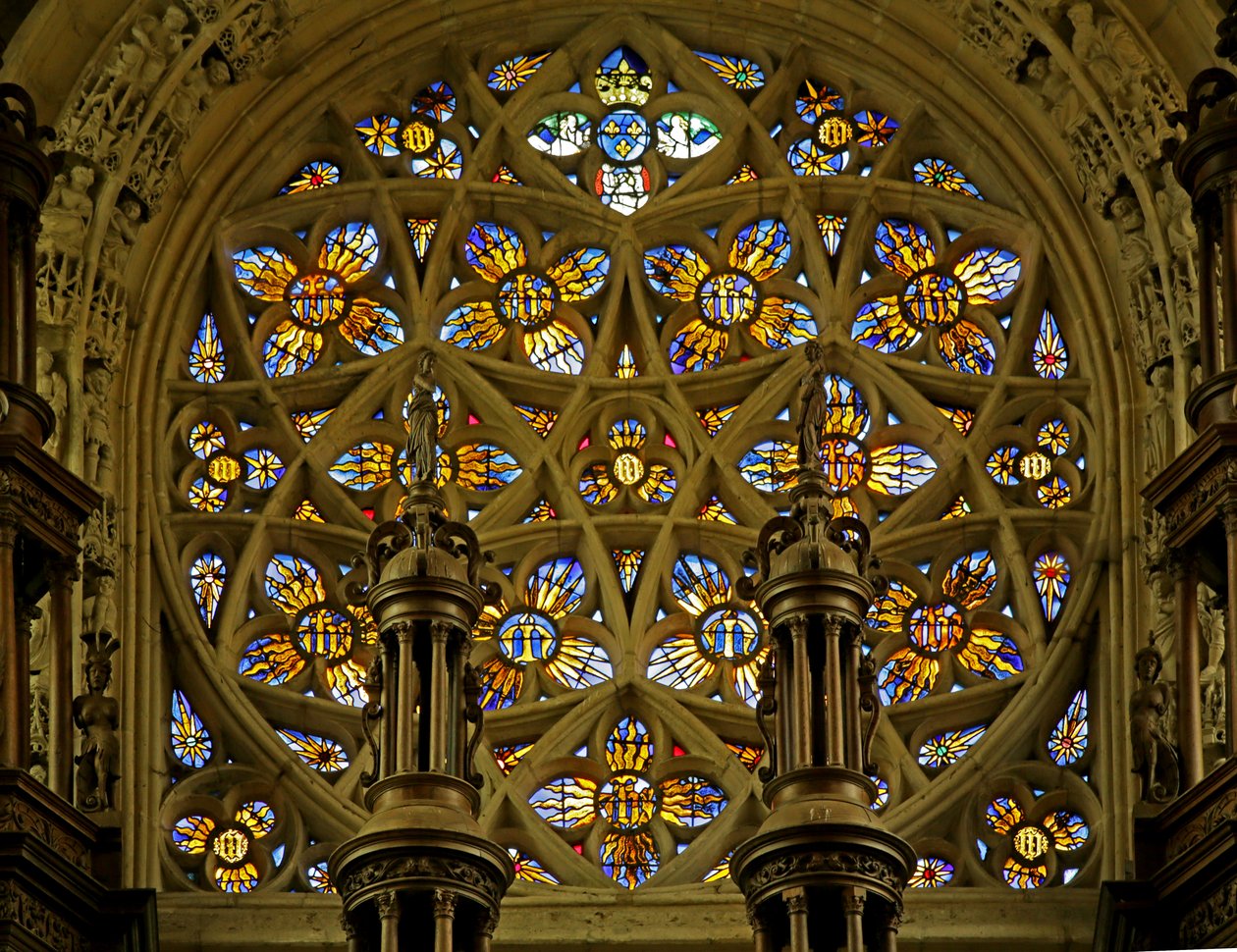 Vindu som viser rosevinduet, flammende soler (farget glass) av French School