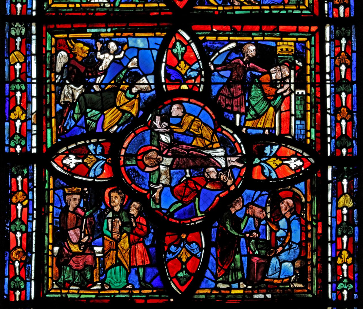 Vindu som viser den andre delen av vindu w7: i midten er korsfestelsen av St. Peter; andre steder er St Peter før Nero; St Peter fengslet; djevelen tar en sjel n av French School