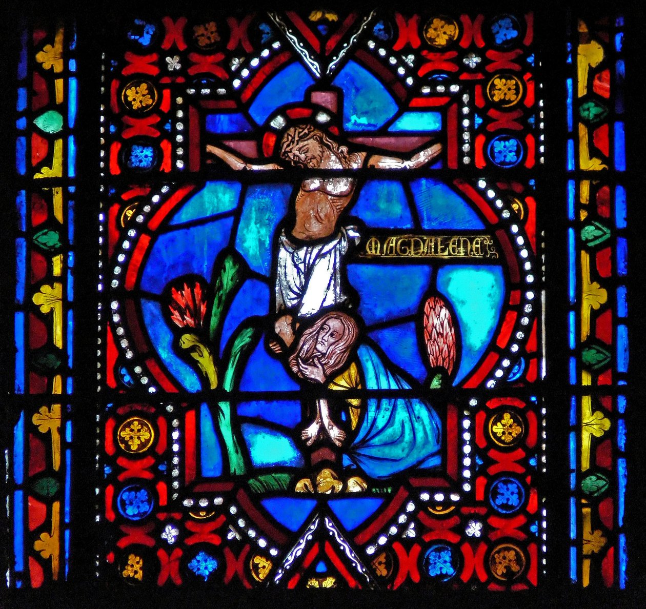 Vindu n1-L som viser en scene fra livet til Maria Magdalena - helgenen ved foten av korset av French School