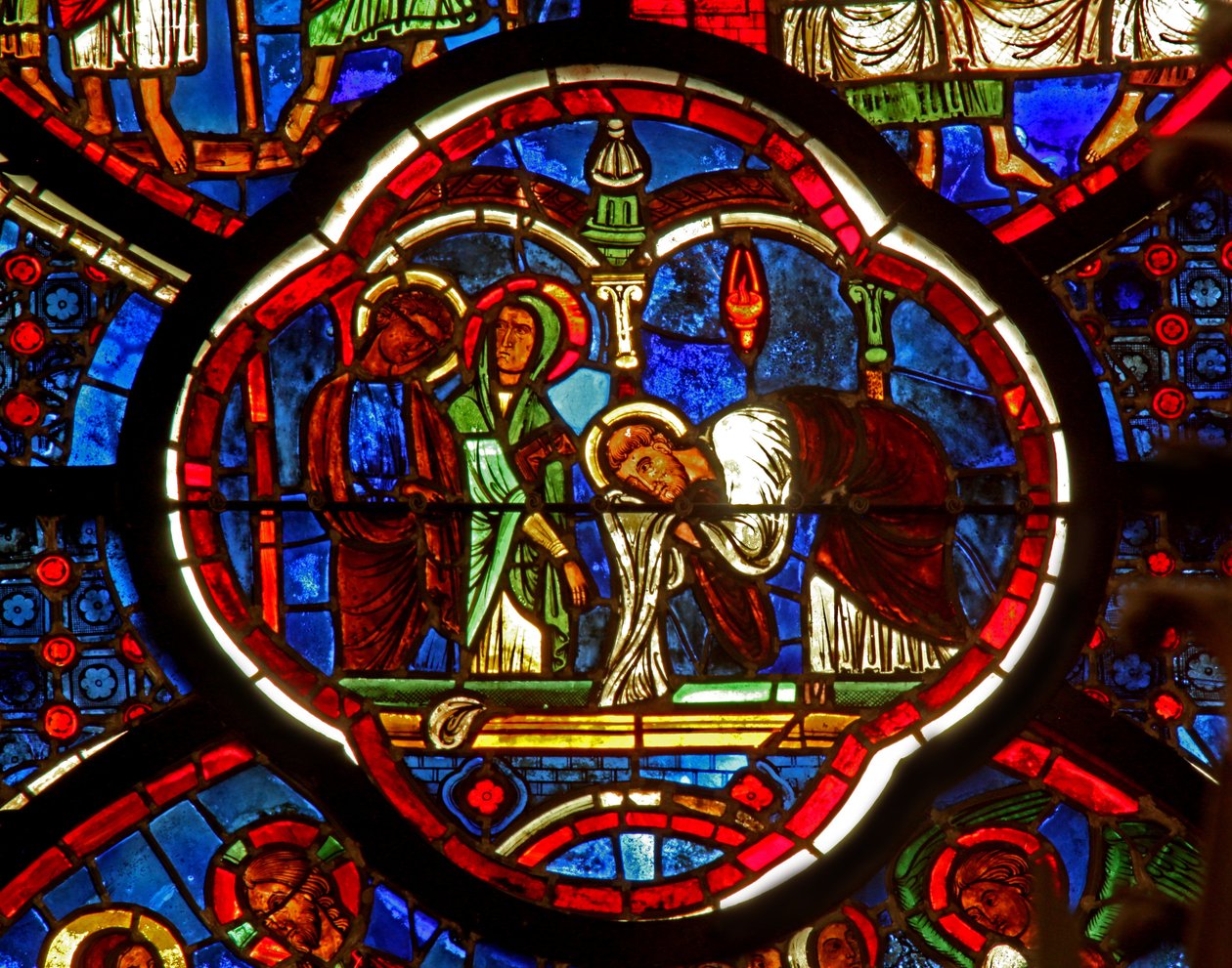 Vindu w0 som viser St Peter, St James og St John ved oppstandelsens grav av French School