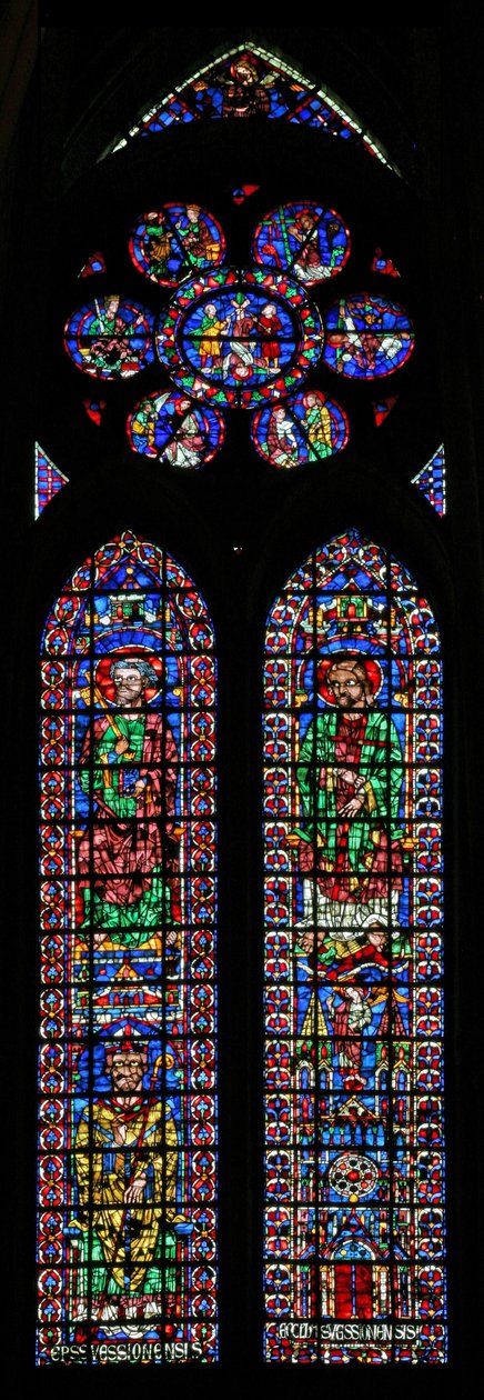 Vindu w102 som viser St Peter og St Andrew; Soissons katedral og en biskop; i rosen Scener fra St Peters liv av French School