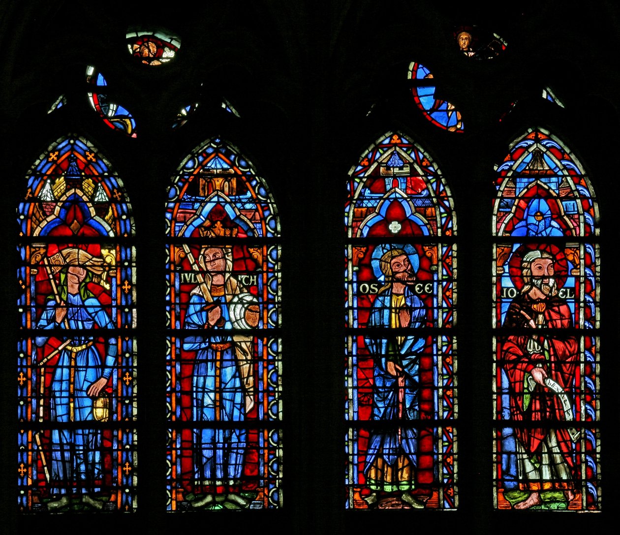 Vindu w103 som viser synagogen, Judith, profetene Hosea og Joel av French School