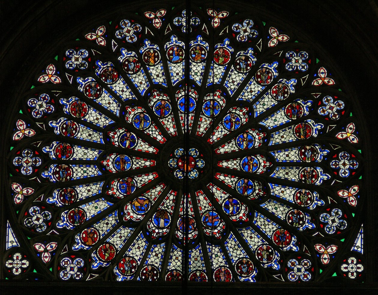 Vindu w121, nordrosevinduet, som viser apostler, evangelister, biskoper, konger, martyrer, St Peter og St Paul (rosevindu - internt) av French School