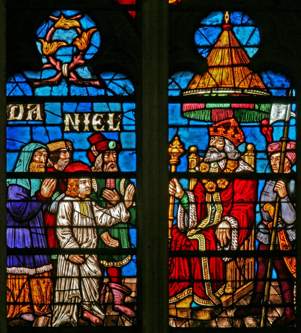 Vindu w136 som viser scener fra historien om Daniel: før Nebukadnesar av French School