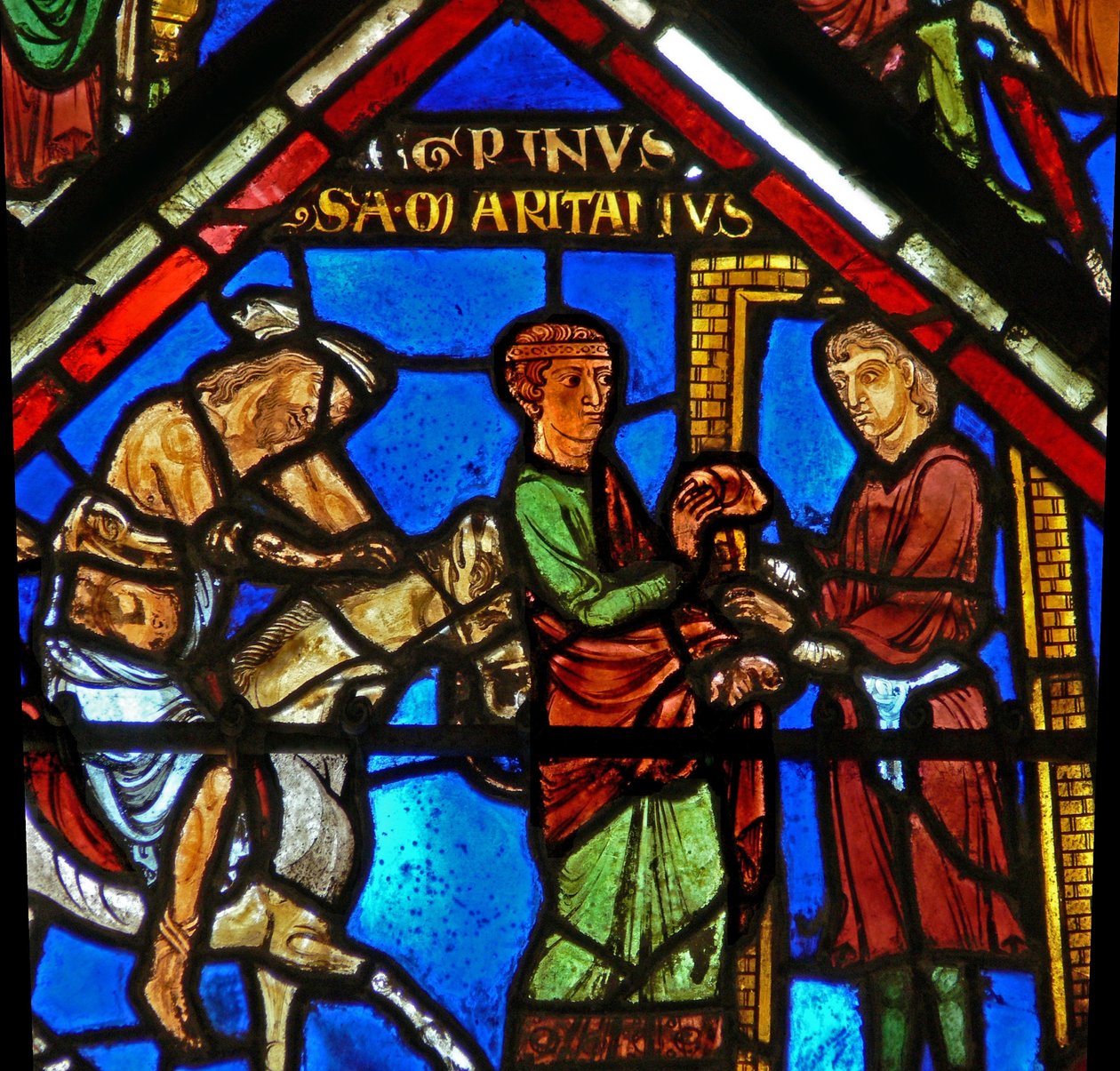 Vindu w15 som viser en scene i det barmhjertige samaritan-vinduet: samaritanen tar med pilegrimen til et vertshus av French School