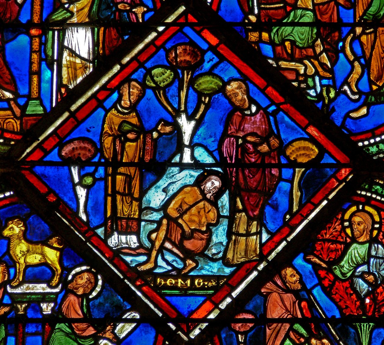 Vindu w15 som viser en scene i det barmhjertige samaritanske vinduet: pilegrimen blir ignorert av en prest og en Levi av French School