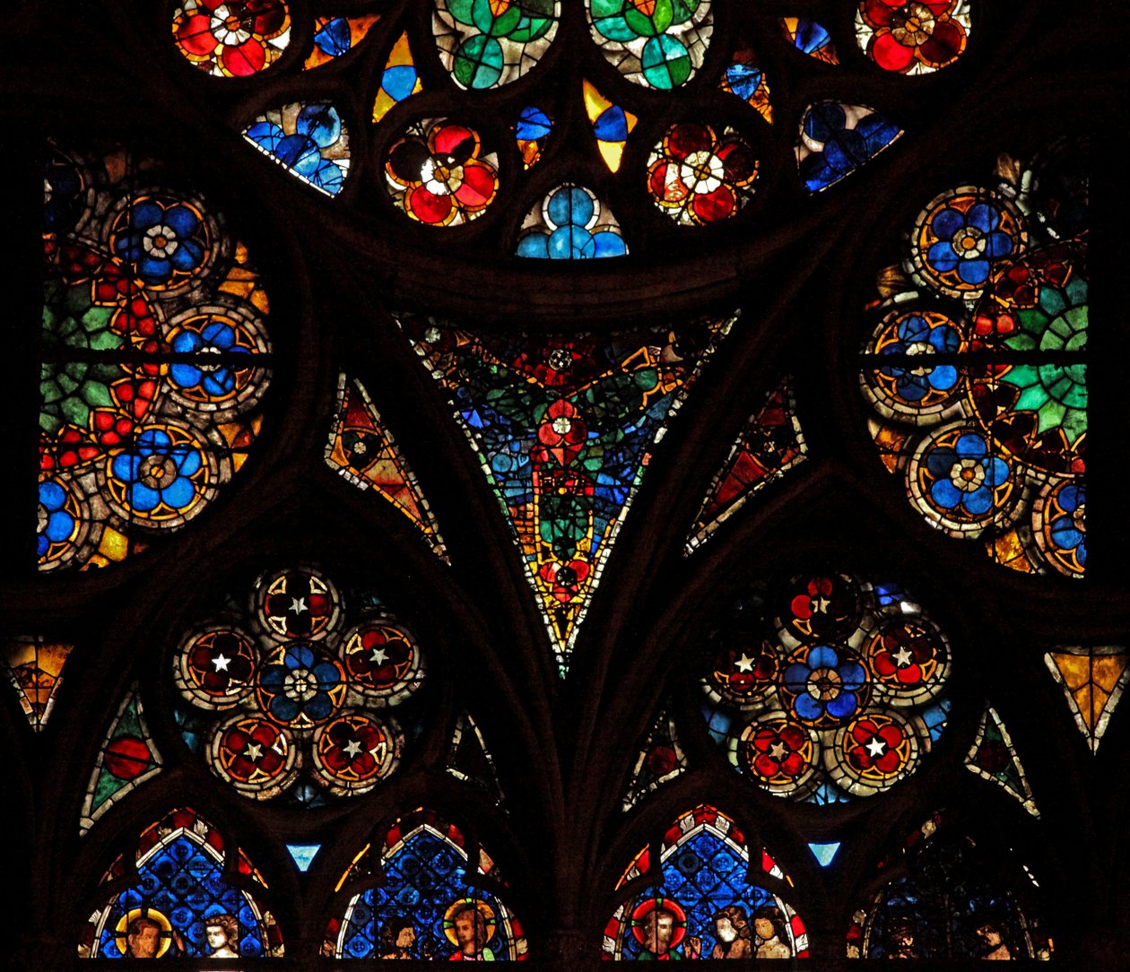 Vindu w17 som viser tracery-lysene med geometrisk og dekorativt glass av French School