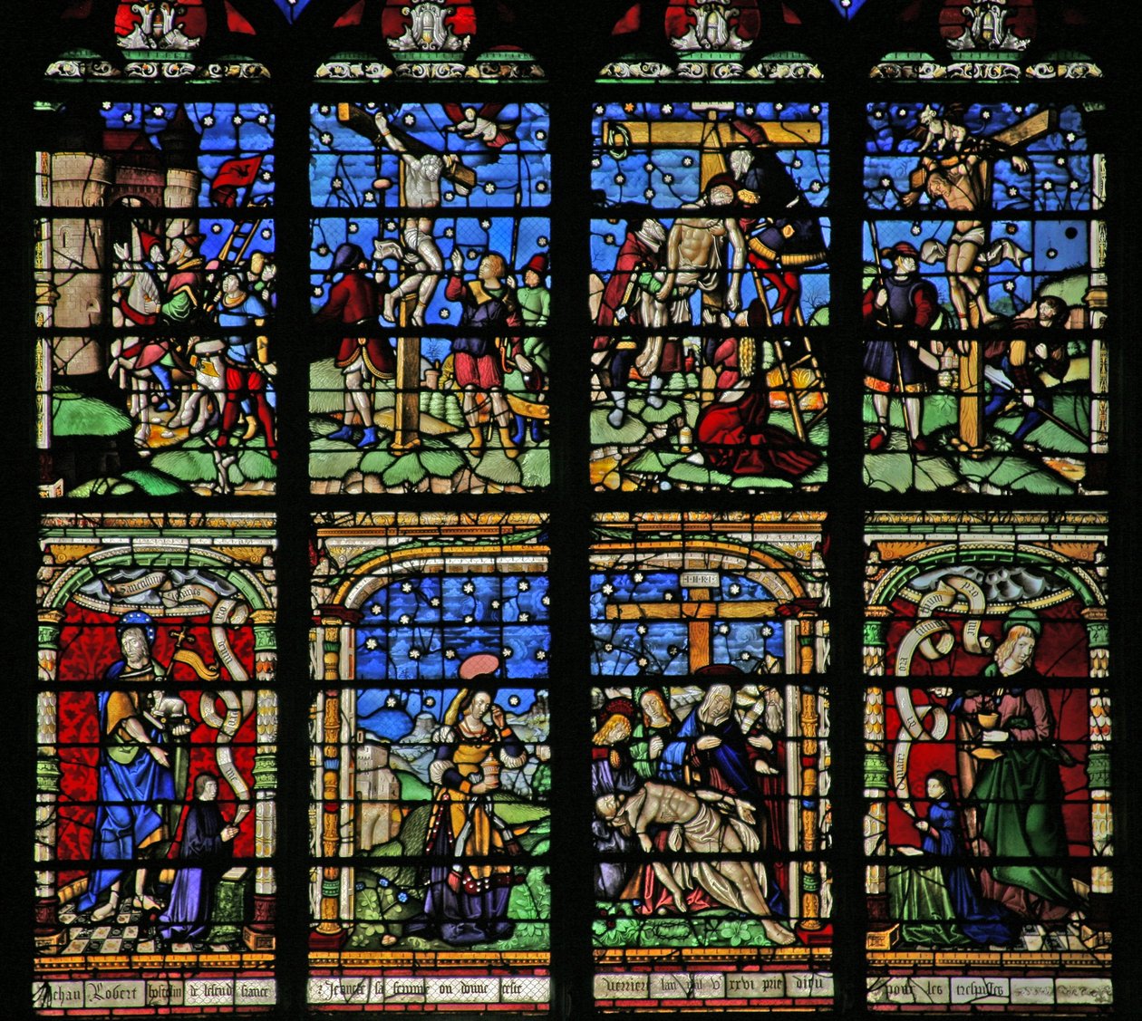 Vindu w19 som viser korsfestelsen, avsetningen og Pieta av French School
