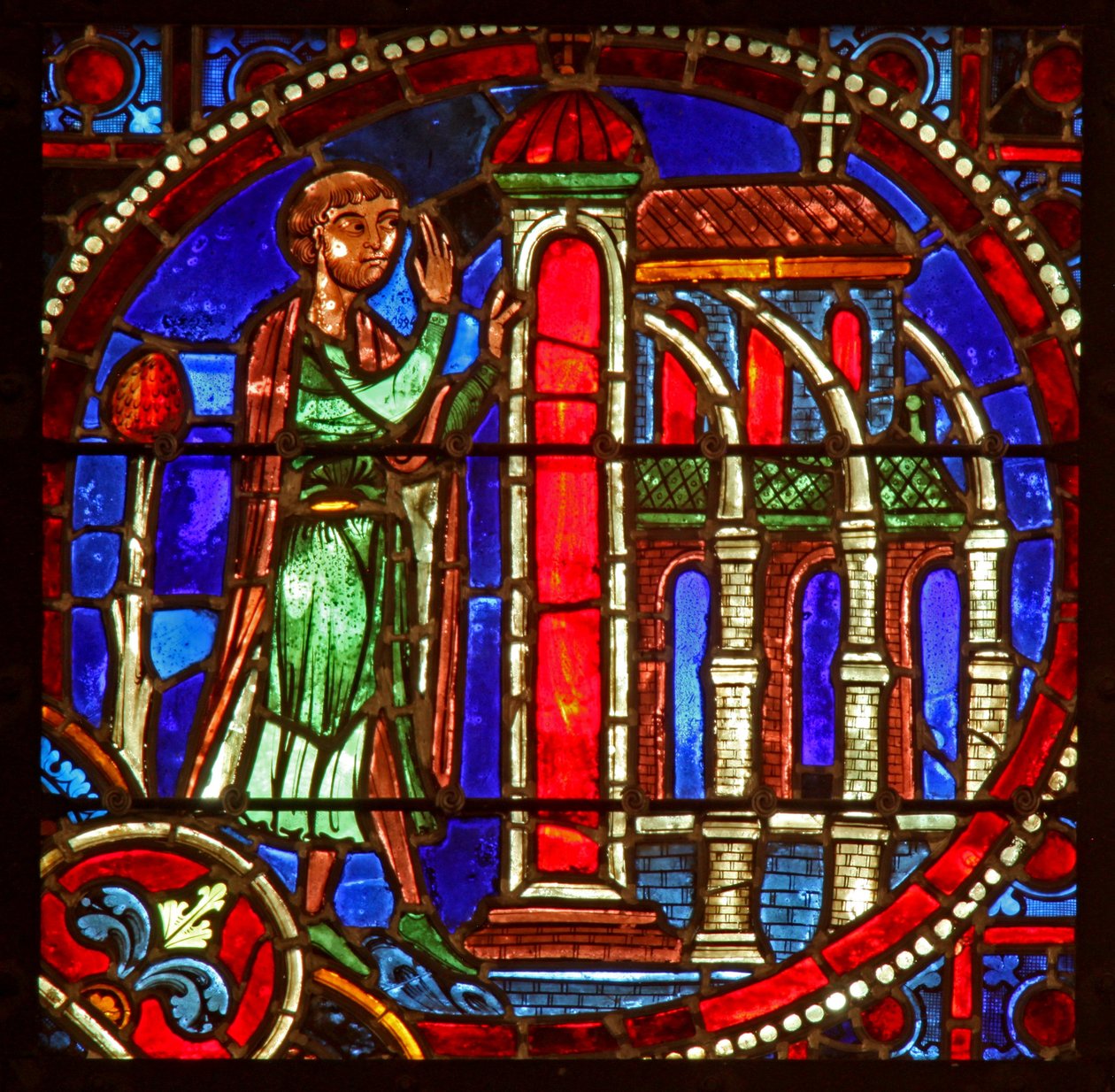Vindu w1 som viser en scene fra Theophilus-historien: han går inn i en kirke for å omvende seg av French School